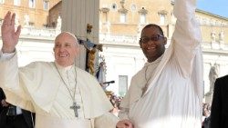 Le Pape François et Mgr David Macaire, archevêque de Saint-Pierre et Fort-de-France, place Saint-Pierre.