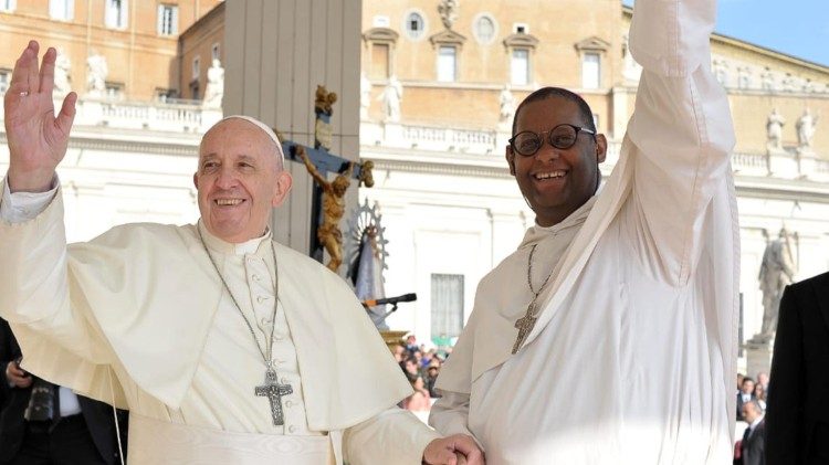 Le Pape François et Mgr David Macaire, archevêque de Saint-Pierre et Fort-de-France, place Saint-Pierre.