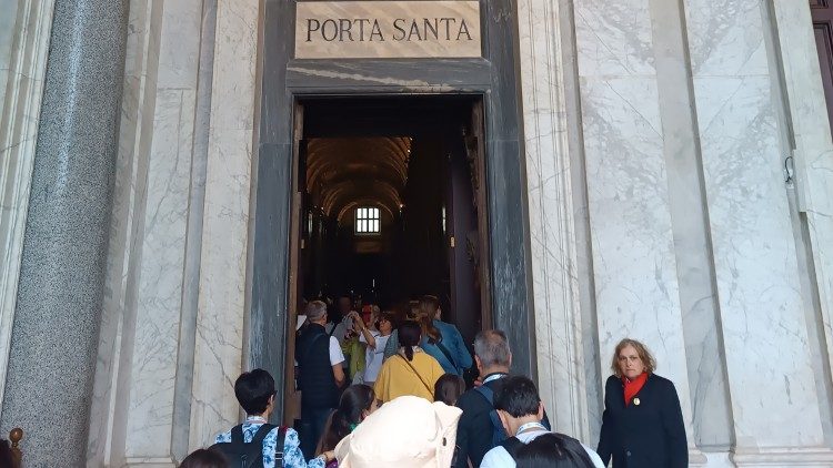 Áthaladás a szentkapun