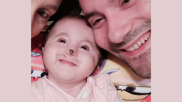 Angelica tra le braccia di mamma e papà