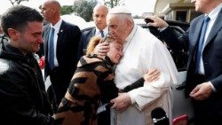 Serena e il marito Matteo incontrarono fuori dal Gemelli Papa Francesco il primo aprile 2023, all'indomani della morte della loro figlia Angelica