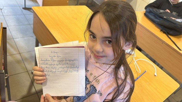 Sie hat ihre Hausaufgaben fertig: Mädchen im Caritas-Zentrum von Tbilisi