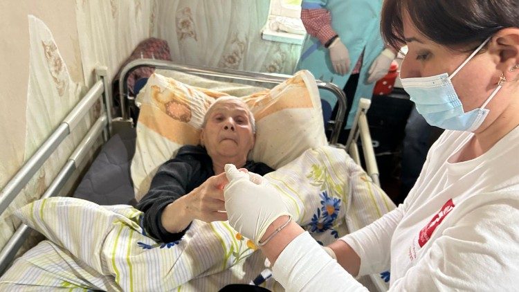 Eine bettlägerige Seniorin wird von der Caritas der Stadt Achalziche betreut