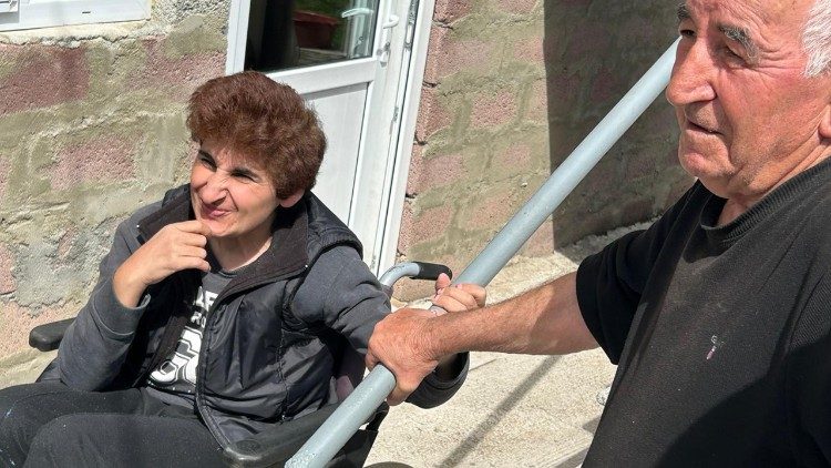 Er war einmal als Sowjet-Soldat in Schwerin stationiert - und lebt jetzt als Landwirt in den georgischen Bergen. Um seine behinderte Tochter kümmert sich die Caritas