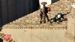 Kilka dni temu zamontowano komin nad Kaplicą Sykstyńską, z którego uniesie się biały dym po wyborze nowego papieża