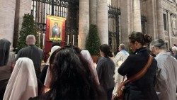 La recita del Rosario all'esterno della Basilica di Santa Maria Maggiore, foto d'archivio