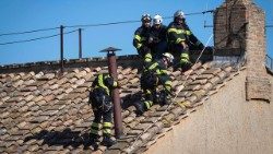 Komin na dachu Kaplicy Sykstyńskiej zamontowano 3 maja