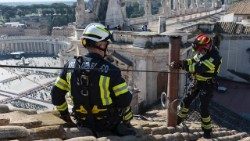 Der Schornstein auf dem Dach der Sixtinischen Kapelle