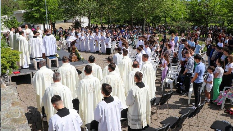 Učenici osnovnih škola Požeške biskupije u Voćinu
