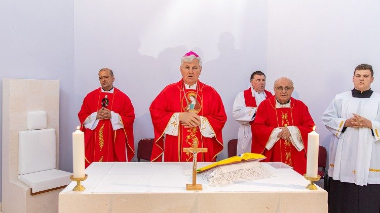 Misno slavlje u spomen-crkvi Našašća Svetoga Križa u Zrinu