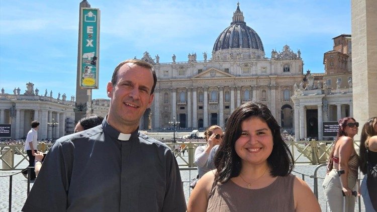 Padre Jorge Merino y Kattia Segovia en la Plaza de San Pedro