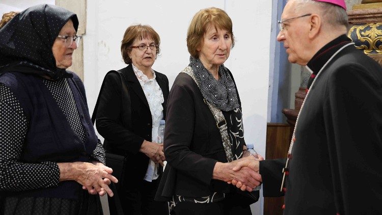 Biskup u miru Antun Škvorčević s roditeljima ubijene djece (Foto: Brankica Lukačević)