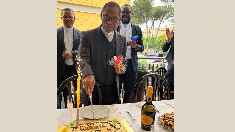 O Cardeal corta o bolo da festa das famílias