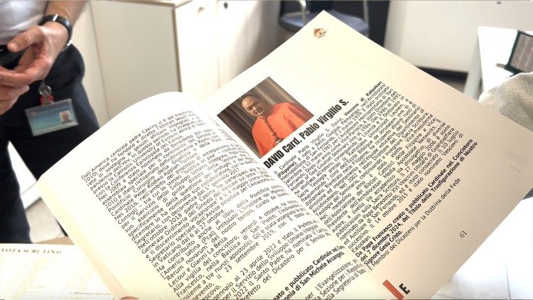 Брашура з біяграфіямі ўсіх кардыналаў - прадукцыя Ватыканскай друкарні