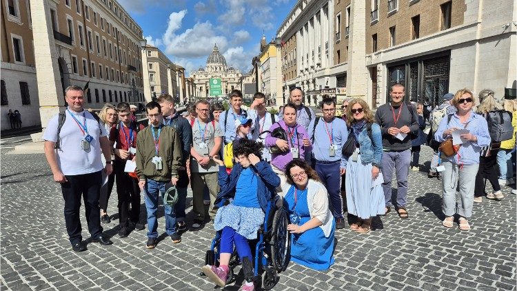 Grupa z Zespołu Szk&oacute;ł Specjalnych nr 105 w Warszawie przed wejściem do Bazyliki Watykańskiej