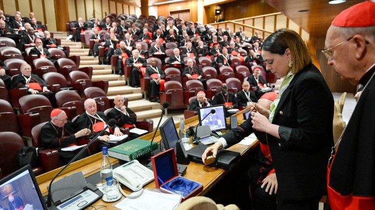 Die Zerstörung des Fischerrings von Papst Franziskus in der Kardinalsversammlung