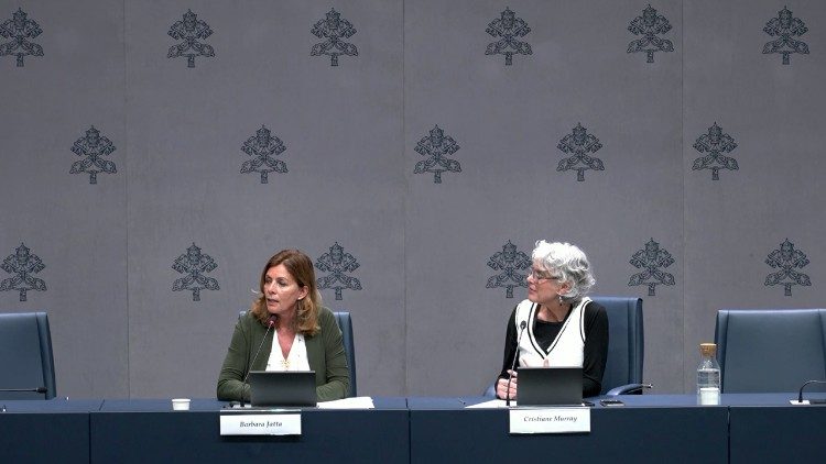 Il Direttore dei Musei Vaticani Barbara Jatta con il vicedirettore della Sala Stampa della Santa Sede Cristiane Murray 