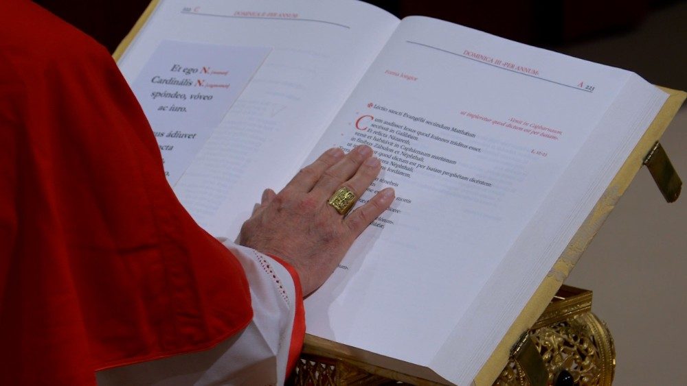 Die Kardinäle legen den Eid mit der Hand auf das Evangelium ab