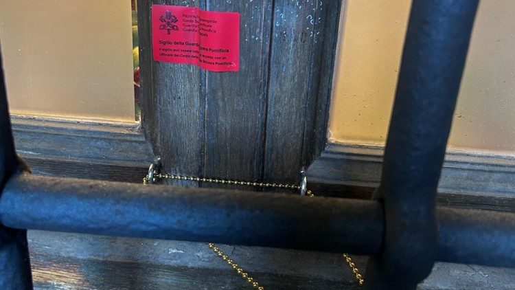 Запечатването на входовете към Апостолическия дворец във Ватикана