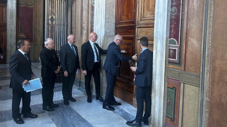 Падчас апячатвання дзярэй Апостальскага Палаца