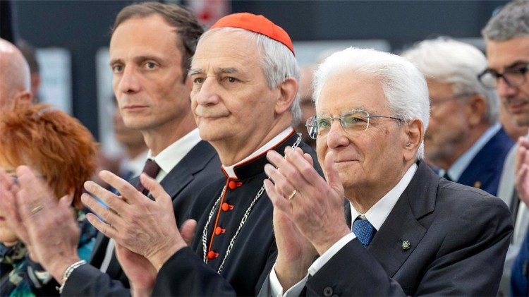 Kardinal Matteo Zuppi, Presiden Konferensi Waligereja Italia (CEI), dan Presiden Republik Italia Sergio Mattarella.