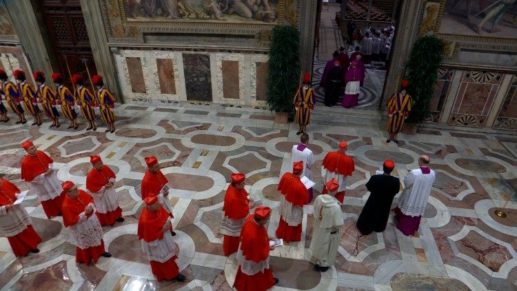 La entrada de los cardenales en la Capilla Sixtina para el inicio del Cónclave 