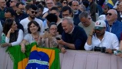 Od środowego popołudnia przy Watykanie gromadzą się tysiące ludzi w oczekiwaniu na biały dym