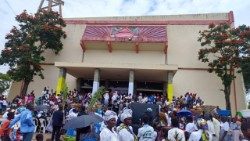 Fiéis angolanos rezam pelo Conclave