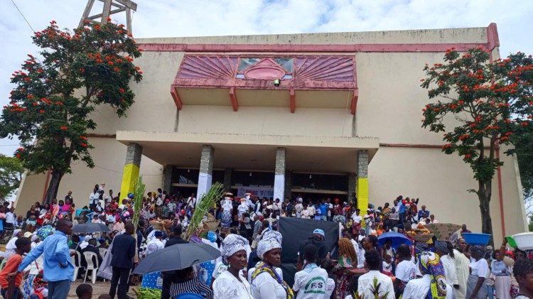 Fiéis angolanos rezam pelo Conclave