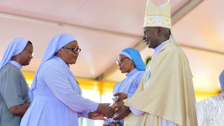 Askofu Musomba akisalimiana na watawa