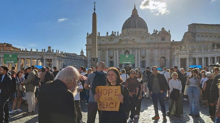 Yona Tukuser, pittrice ucraina, in piazza San Pietro