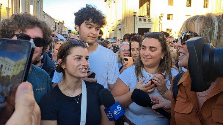 Giovani fedeli di Chicago intervistati dalla giornalista della Nbc locale, Mary Ann Ahern