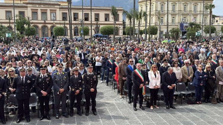 La piazza antistante al santuario gremita di fedeli