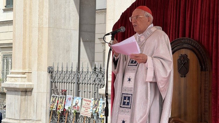 Il cardinale Re mentre tiene l'omelia