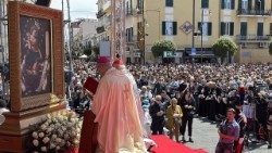 Kardinolas G. B. Re Pompėjų Marijos šventovėje 2025 m. gegužės 8 d.