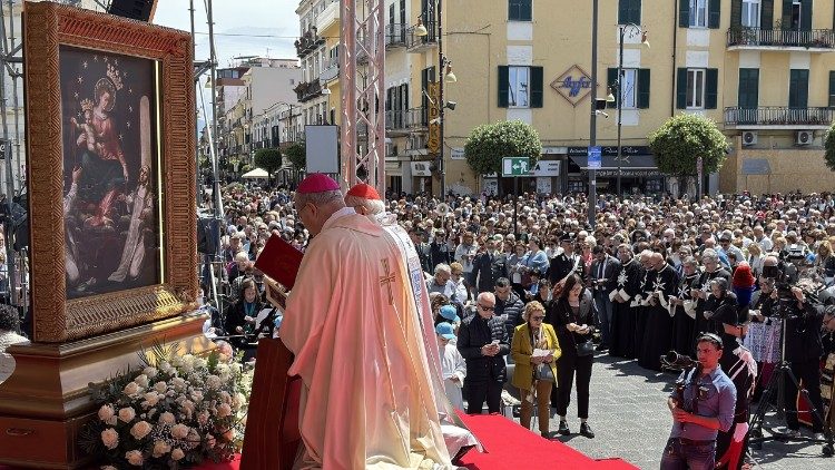 2025.05.08 Kardinali Re akiwa amepiga magoti wakati wa sala ya kwa Mama wa Rozari huko Pompei.