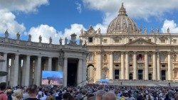 Fedeli in Piazza durante la fumata nera
