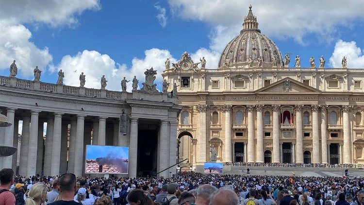 Fedeli in Piazza durante la fumata nera 