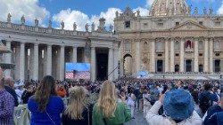 La foule place Saint-Pierre. 