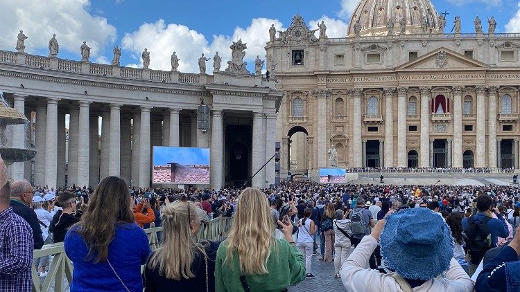 La foule place Saint-Pierre. 