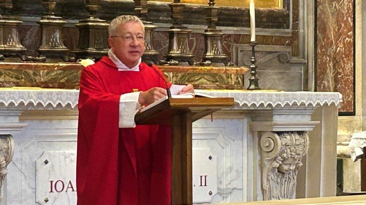 Ks. Adam Sycz przewodniczący Mszy św. przy grobie św. Jana Pawła II