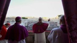 Papież Leon XIV po raz pierwszy pozdrawia wiernych