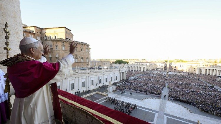 Papež Lev XIV. při prvním pozdravu z lodžie Vatikánské baziliky