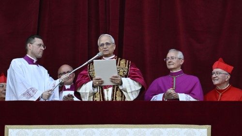 První slova nového papeže Lva XIV. z lodžie Vatikánské baziliky