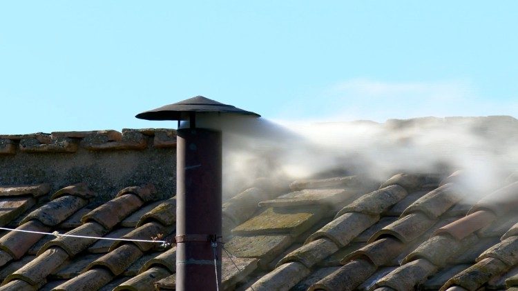 新教皇の選出を告げる白煙　2025年5月8日　バチカン