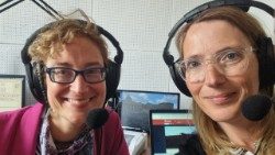 2025.05.08 Stefanie Stahlhofen und Birgit Pottler im Studio für die Live-Übertragung zum Konklave am 8.5.2025, vormittags 