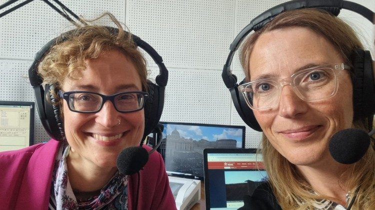 Bei der Live-Übertragung zur Papstwahl am 8.5.2025, vormittags - Stefanie Stahlhofen und Birgit Pottler