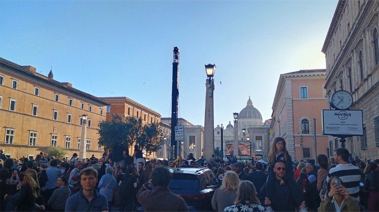 In der Menge auf der Via della Conciliazione beim Habemus Papam am 8.5.2025