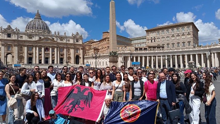 Na placu gromadzą się wierni z całego świata