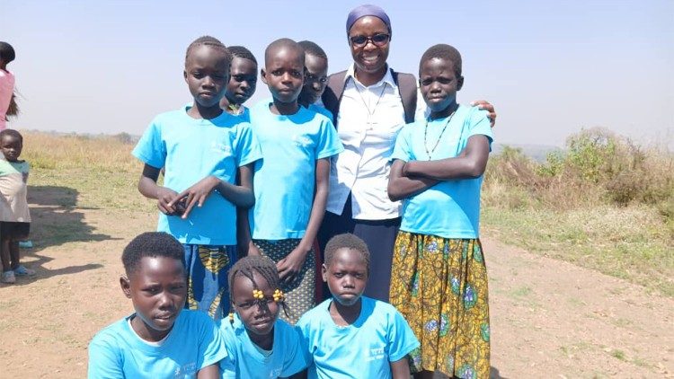 Sor Linah Siabana con el grupo de la Santa Infancia tras un servicio de comunión.